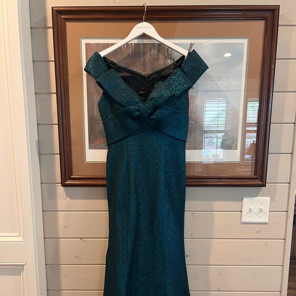 Jovani dress size 4 and the color is green teal